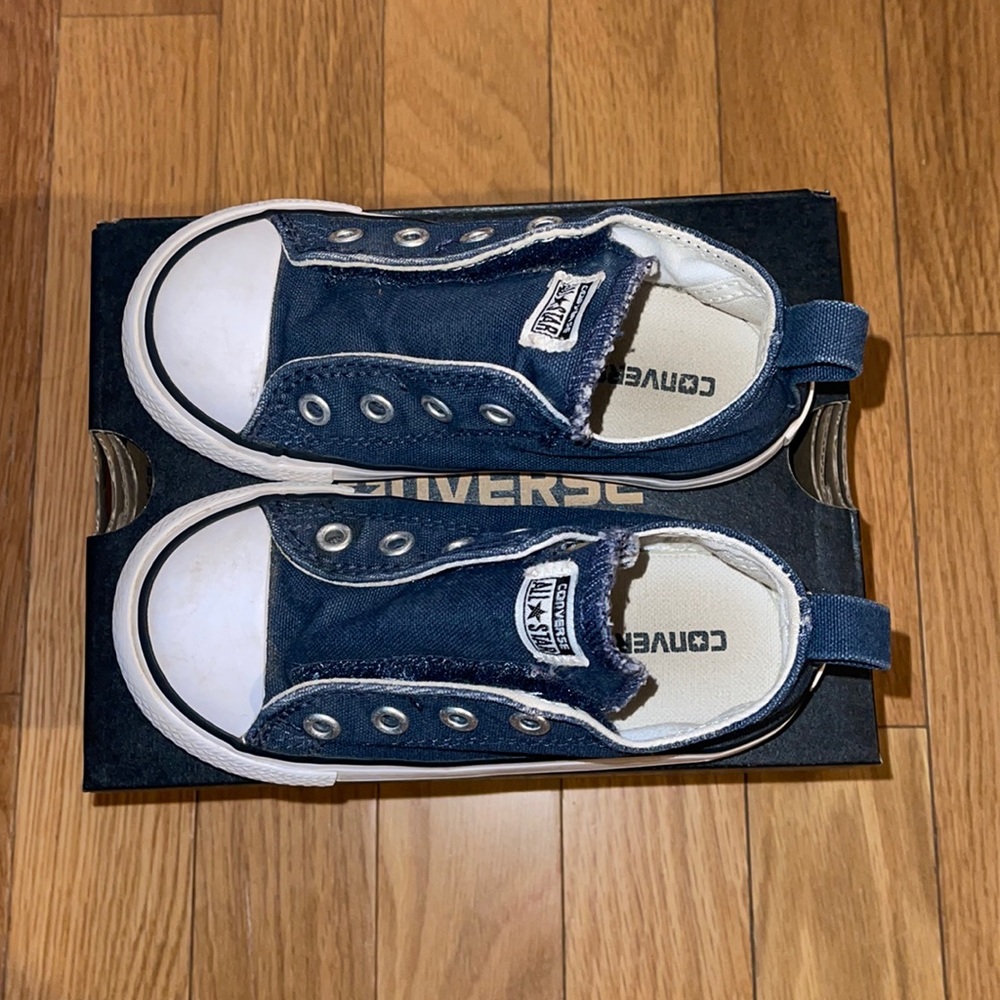 Size 8 toddler converse Chuck Taylor shoes